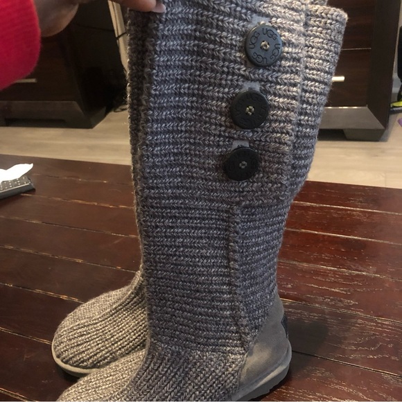 UGG Classic Cardy knitted sweater 3 button fold over boots.Silver color. Size: 8 - Picture 5 of 16
